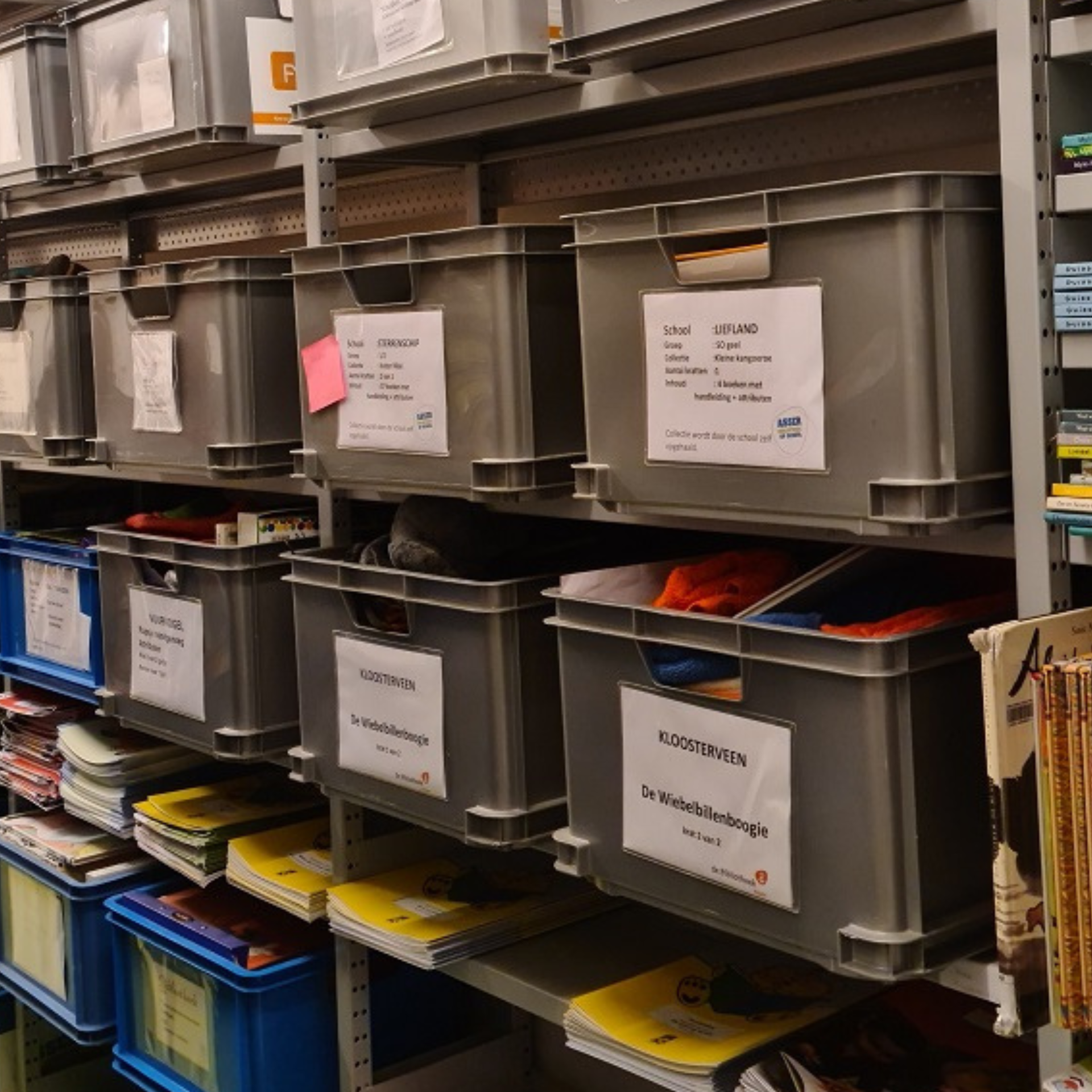 Kratten in het magazijn met boekcollecties voor scholen.