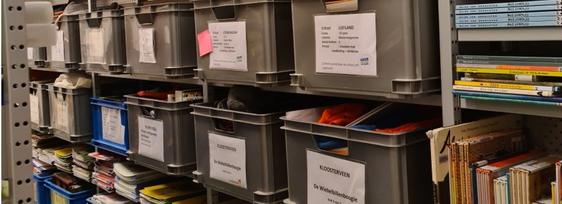 Kratten in het magazijn met boekcollecties voor scholen.