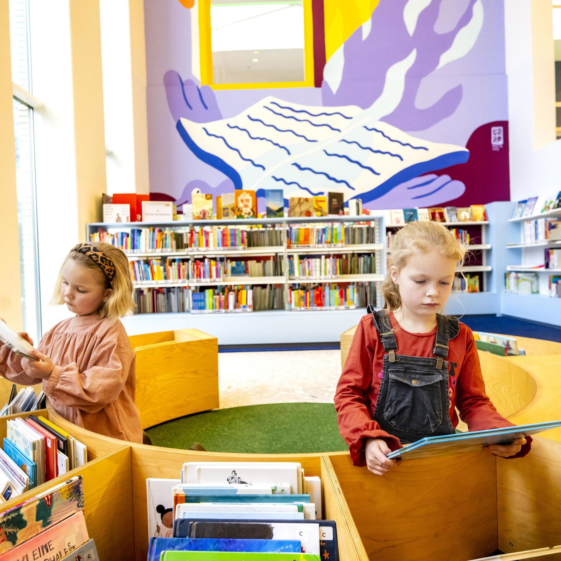 Twee meisjes zoeken prentenboeken