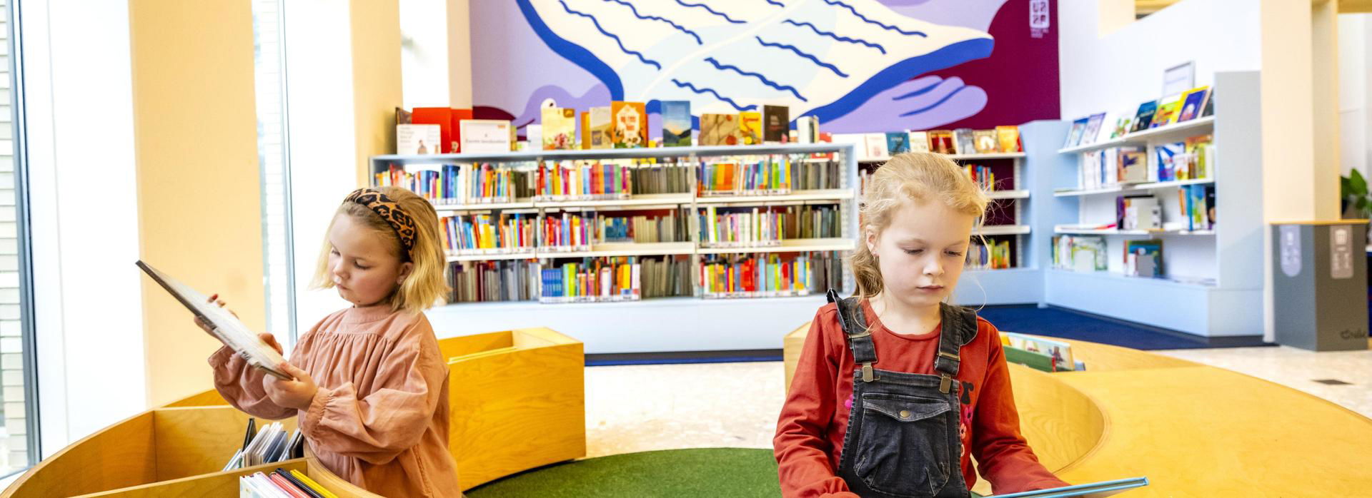 Twee meisjes zoeken prentenboeken