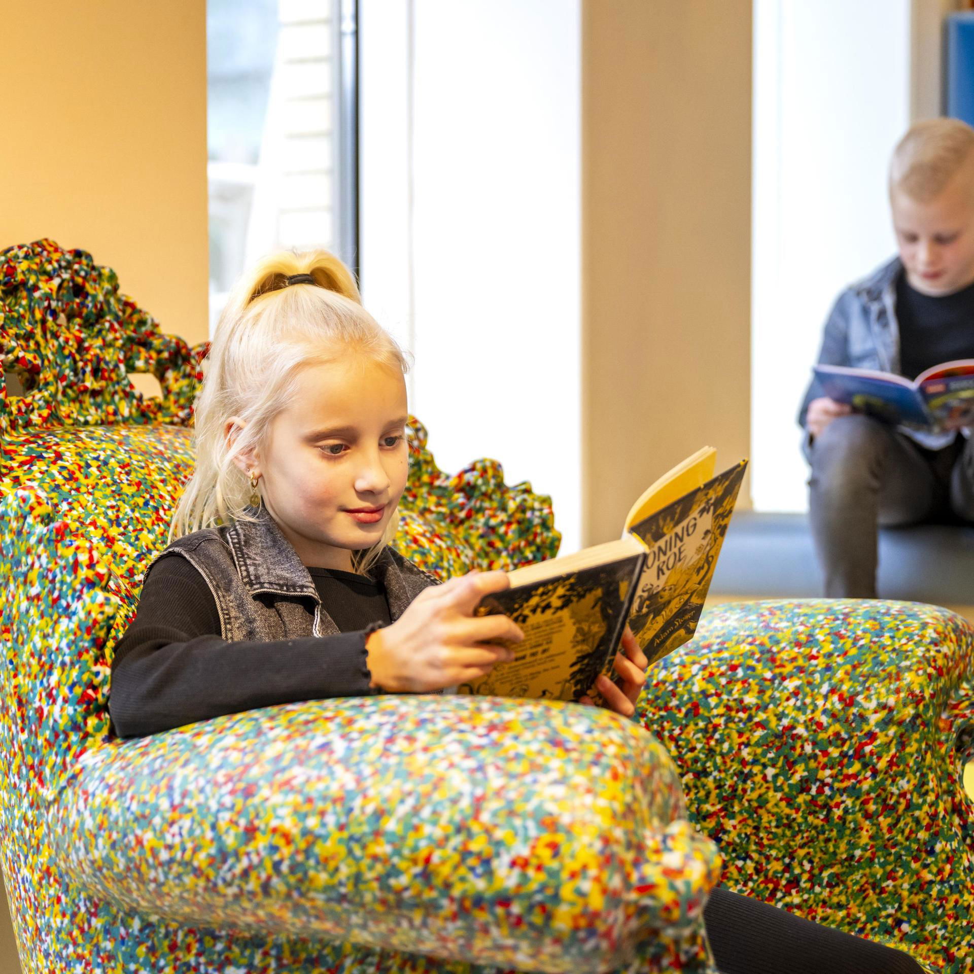Twee kinderen lezen een boek.