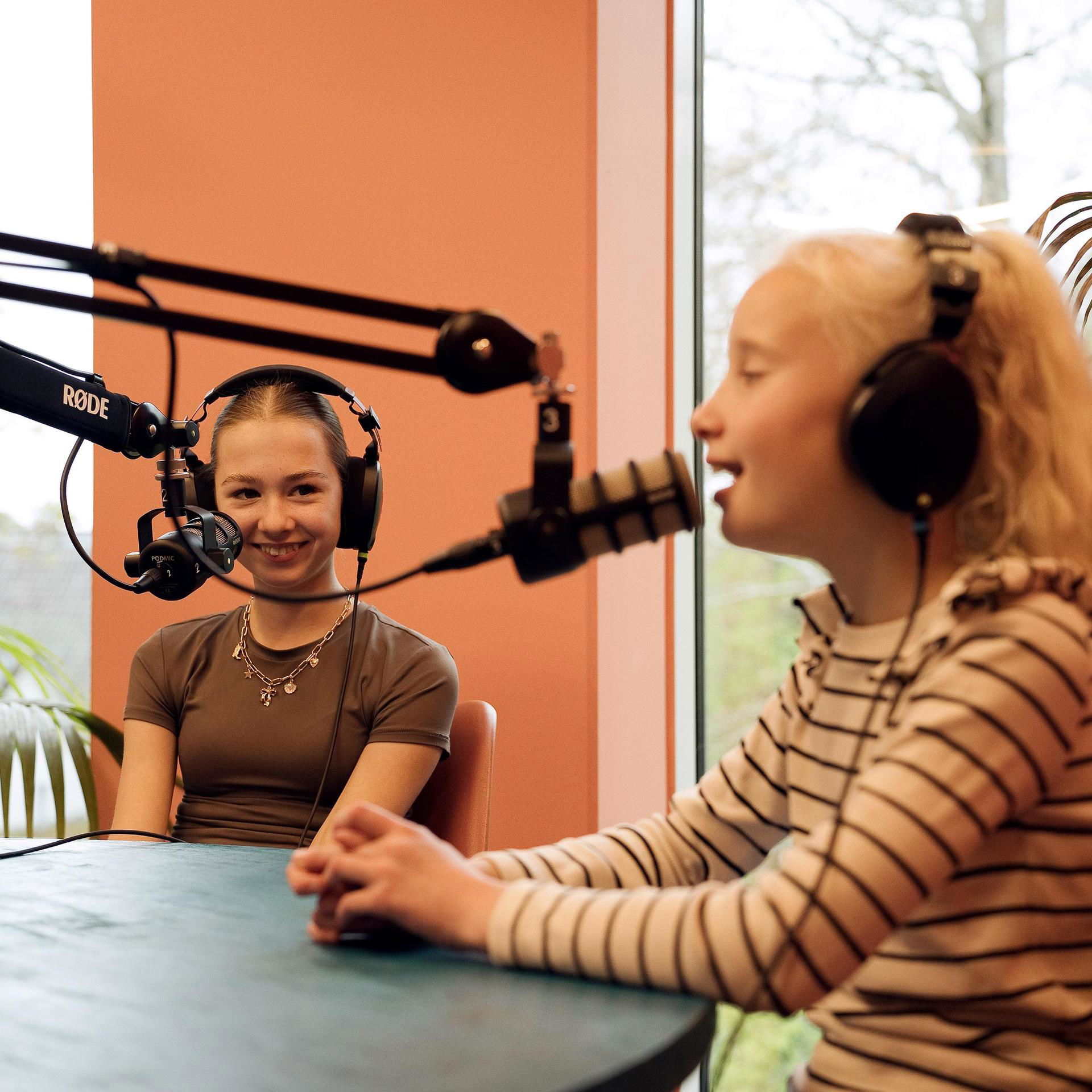 Twee meisjes maken een podcast.