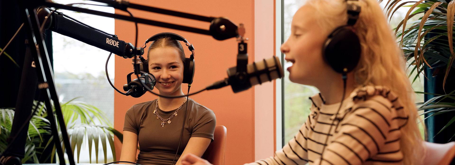 Twee meisjes maken een podcast.