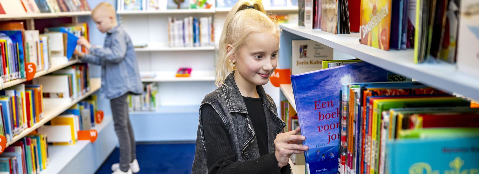 Twee leerlingen ontdekken DNK-NXT