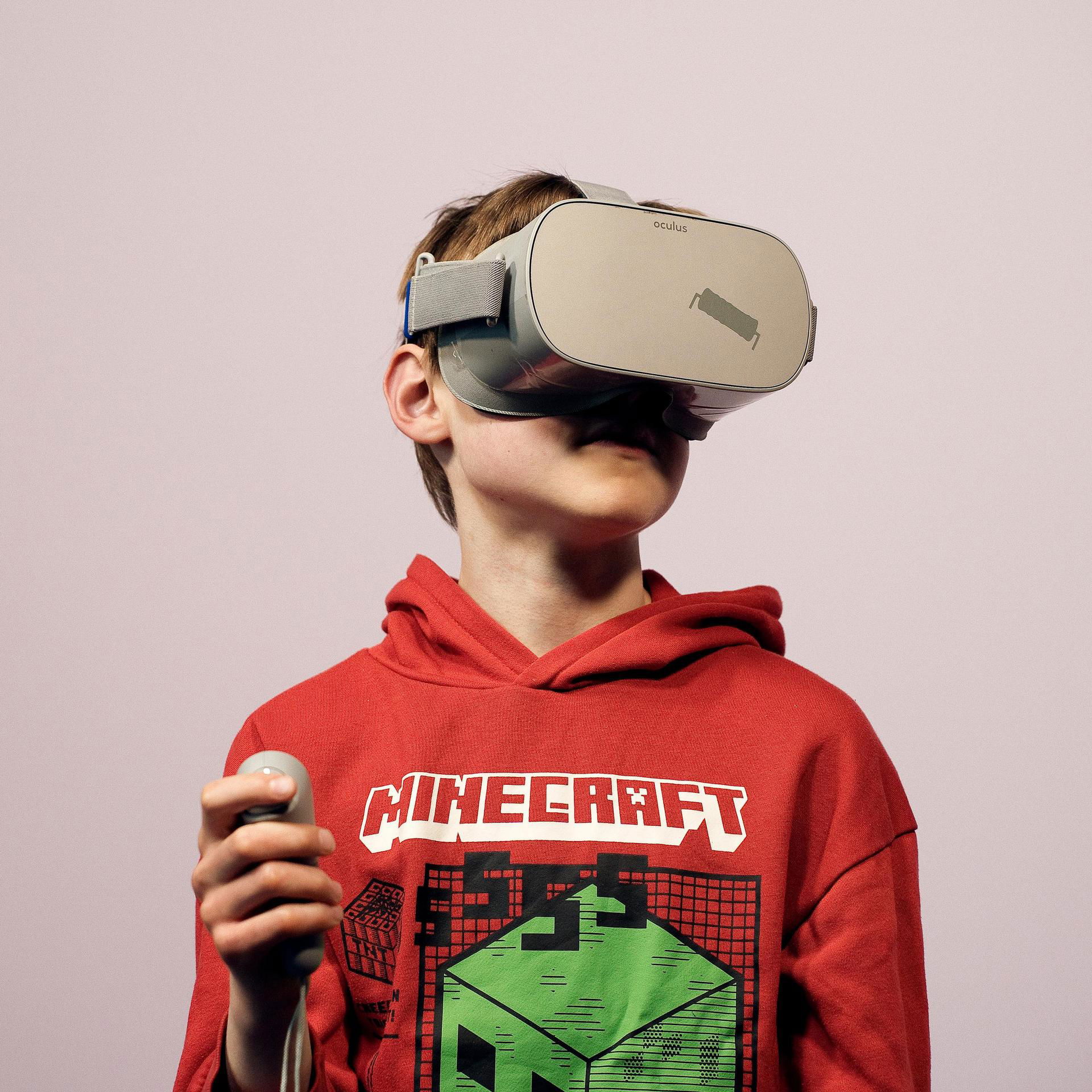 Een jongen heeft een VR-bril op. 