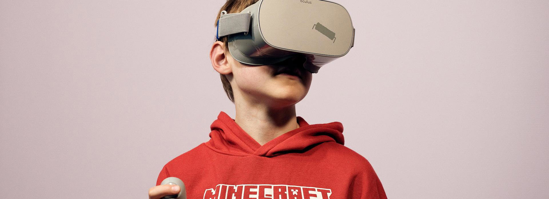 Een jongen heeft een VR-bril op. 