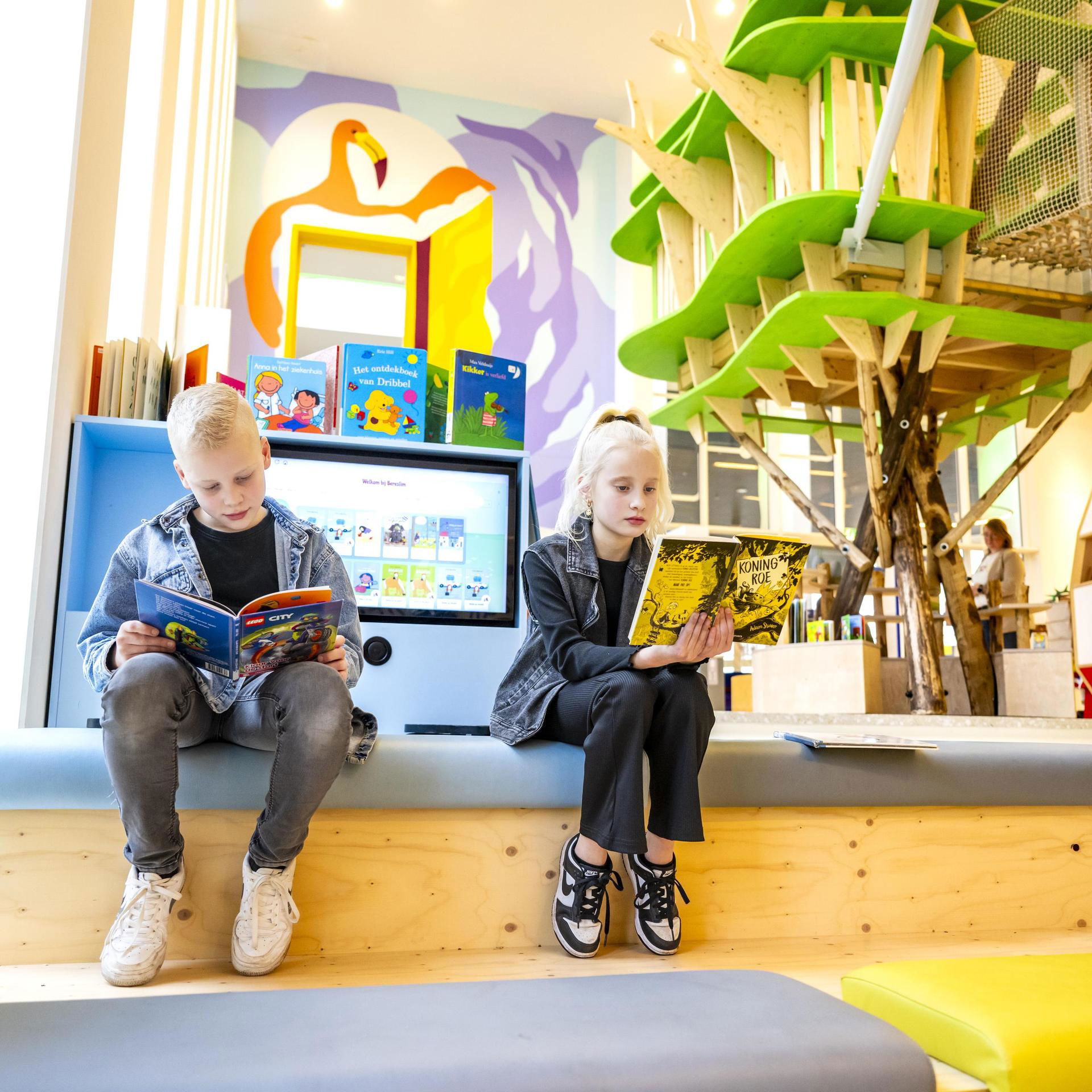 Twee kinderen lezen een boek in DNK-NXT