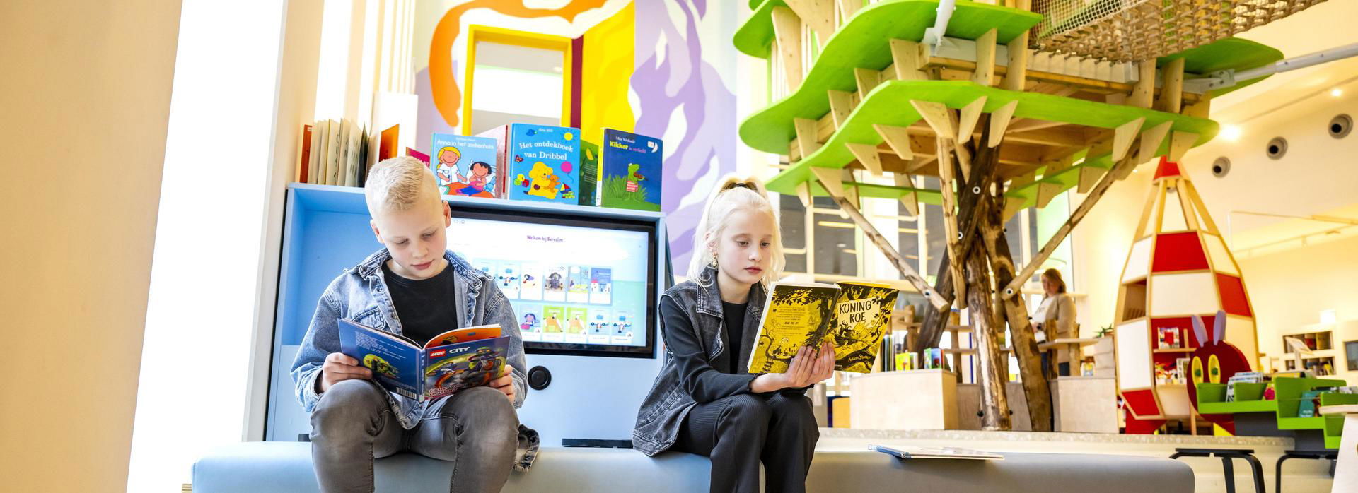 Twee kinderen lezen een boek in DNK-NXT
