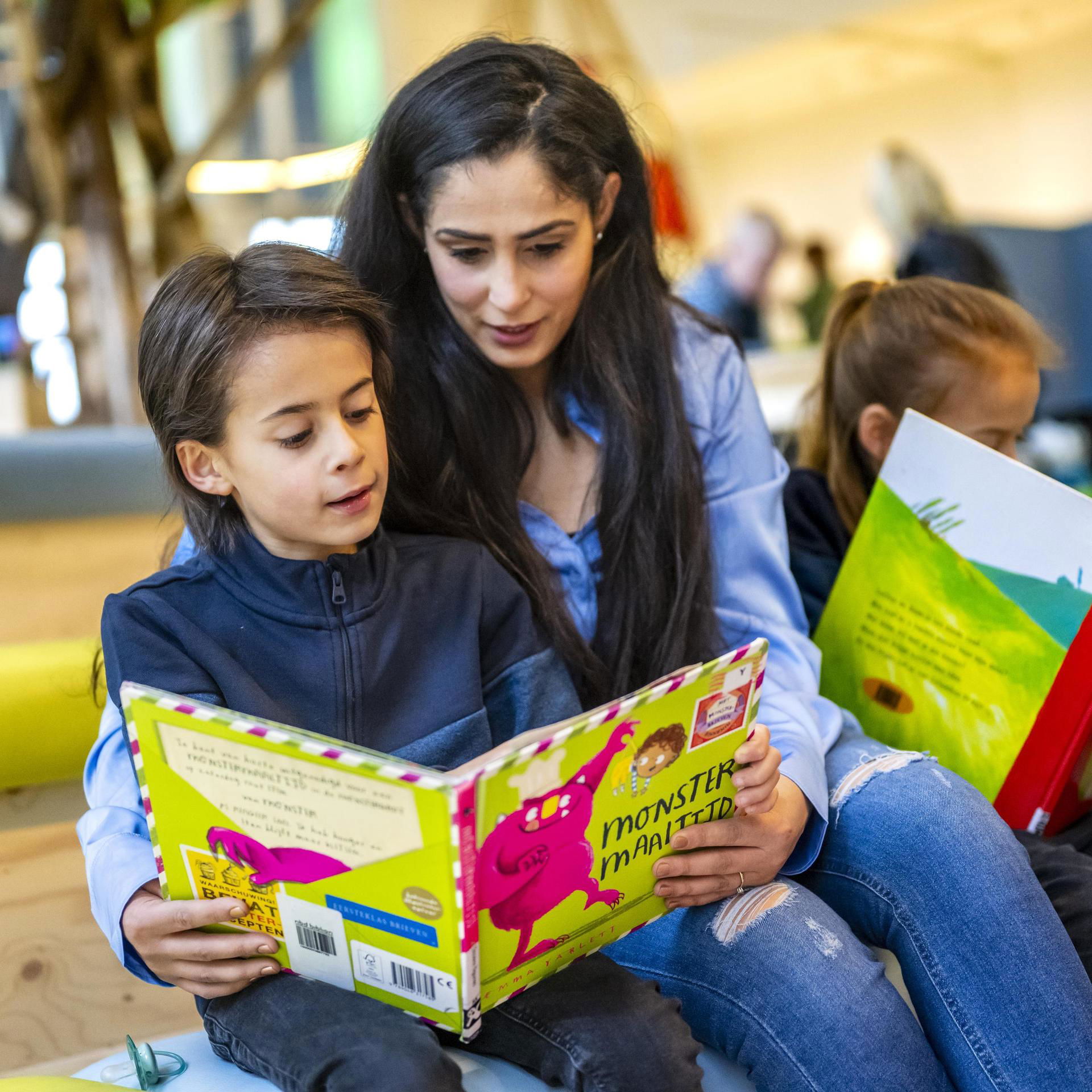 Moeder leest zoon voor uit prentenboek