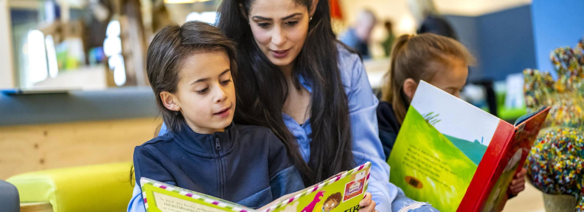 Moeder leest zoon voor uit prentenboek