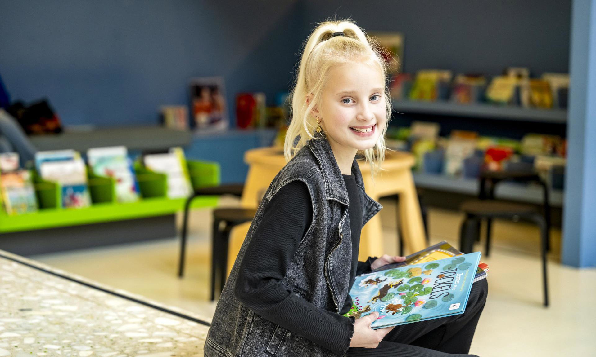 Meisje zit met leesboek