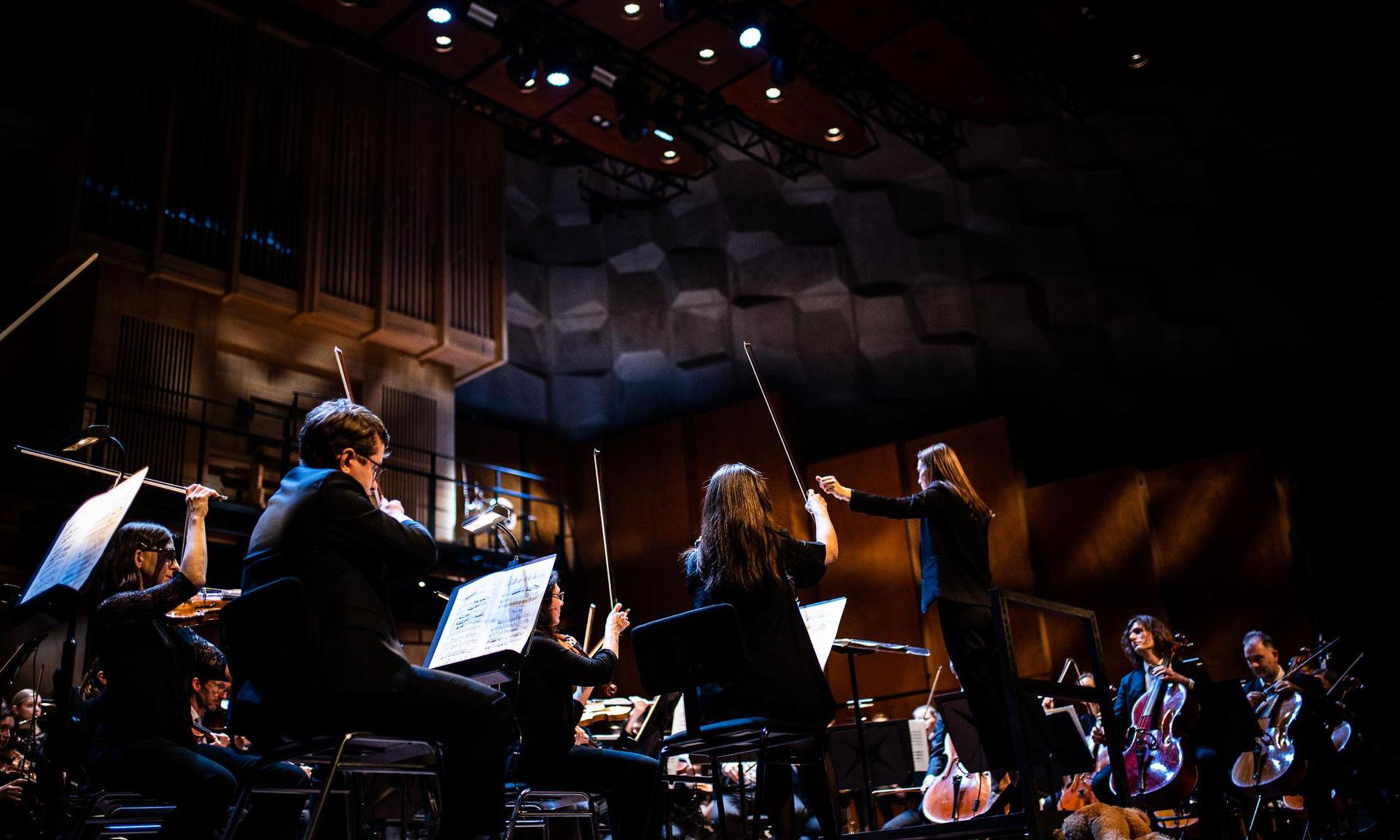 Noord Nederlands Orkest - Nieuwjaarsconcert met Lucie Leguay (dirigent), Annemarie Kremer (sopraan)