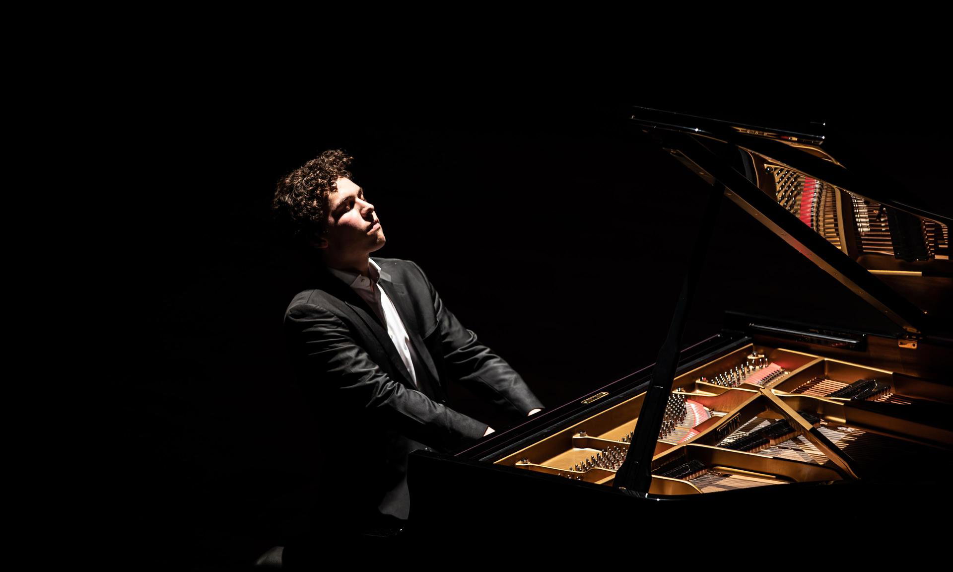 Muziekkamer Assen | Nikola Meeuwsen - Magiër op het podium!