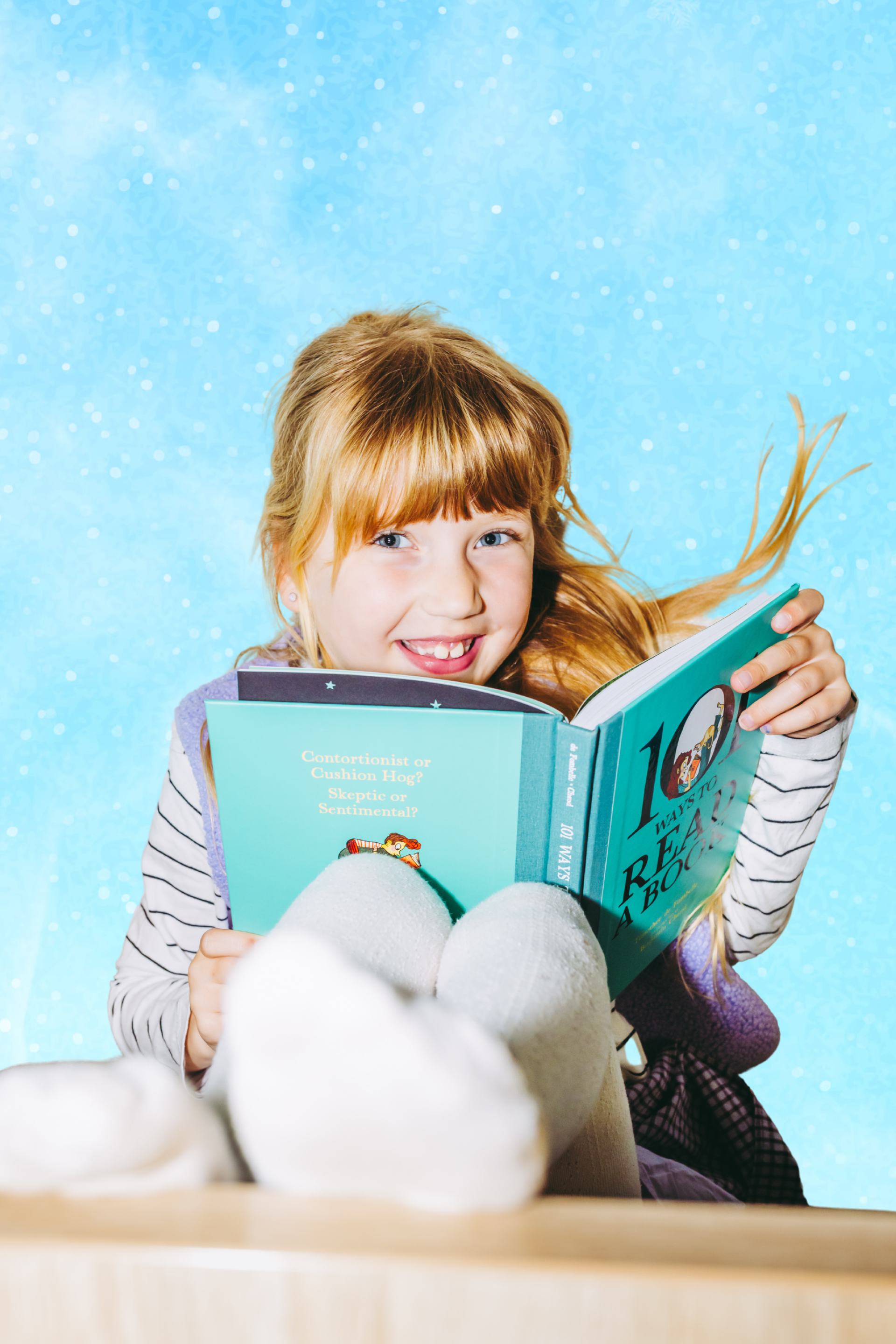 Meisje met een stapel boeken