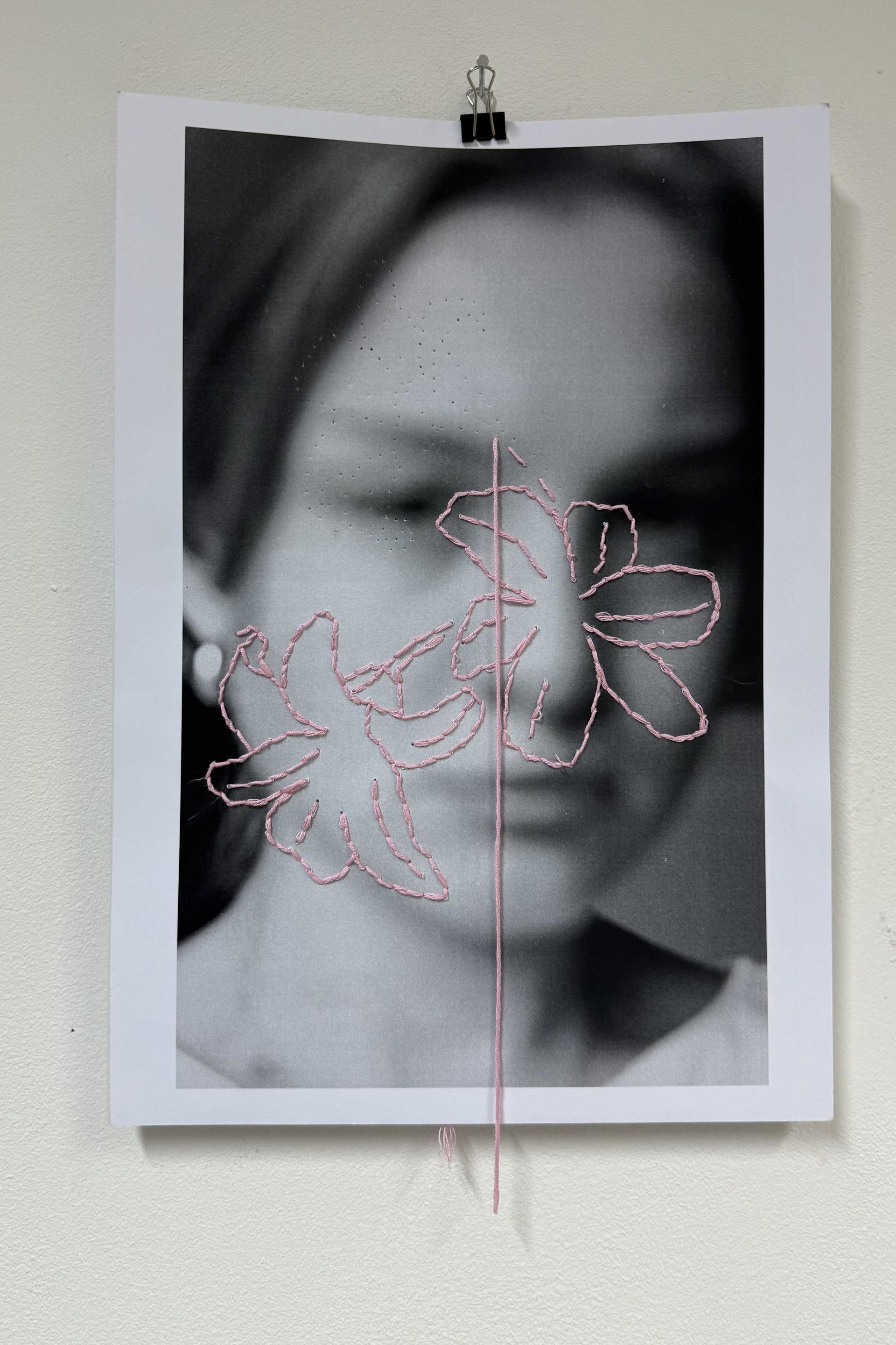Kunstwerk over schisis: foto van kunstenaar met geborduurde bloemen erop