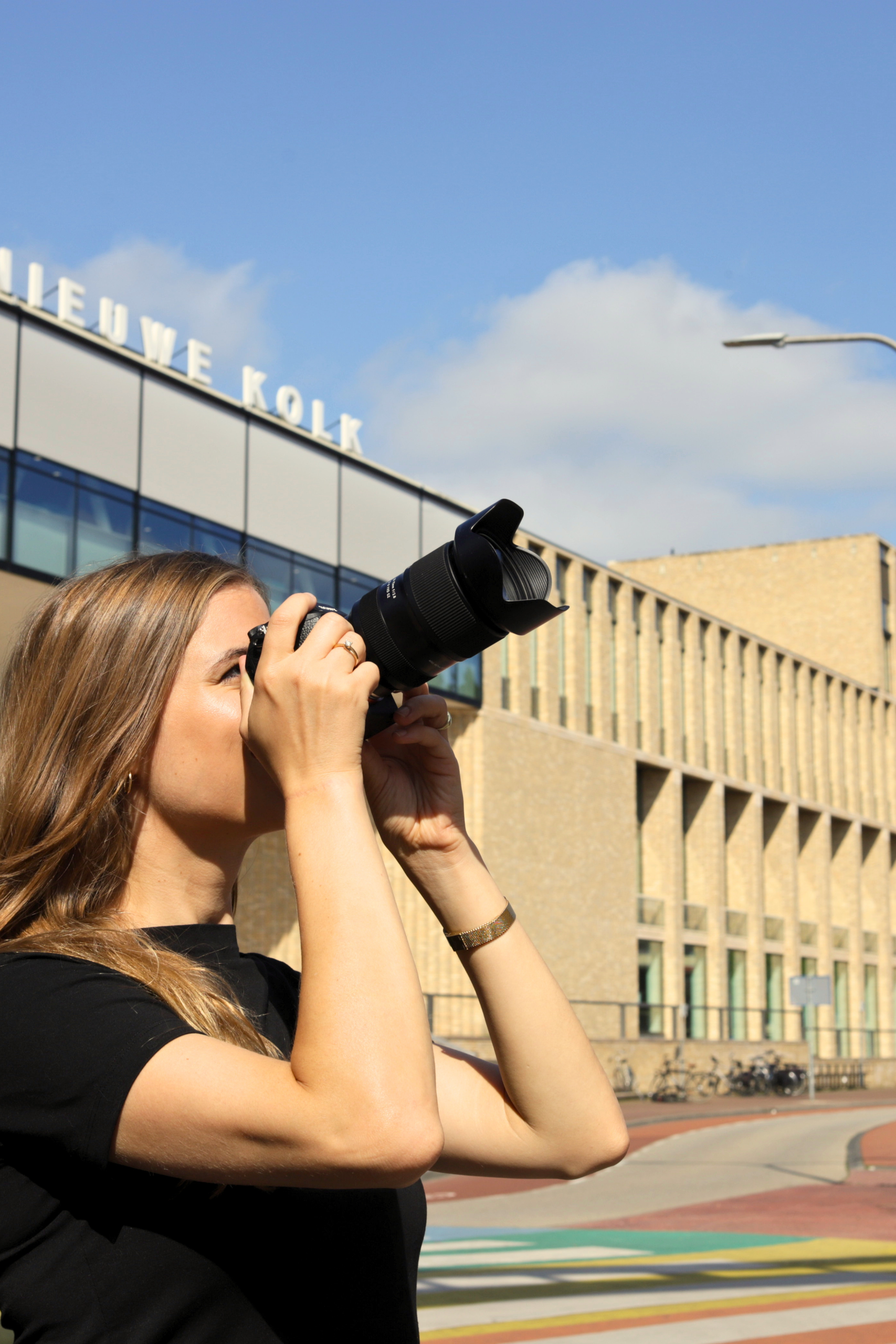 Vrouw fotografeert voor De Nieuwe Kolk