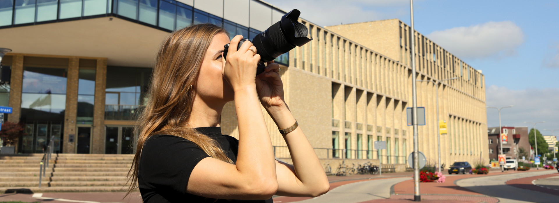Vrouw fotografeert voor De Nieuwe Kolk