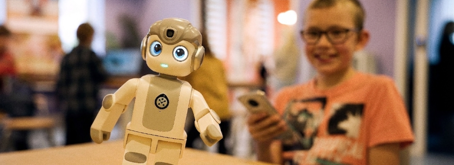 Jongetje speelt met robot in het NXT Lab