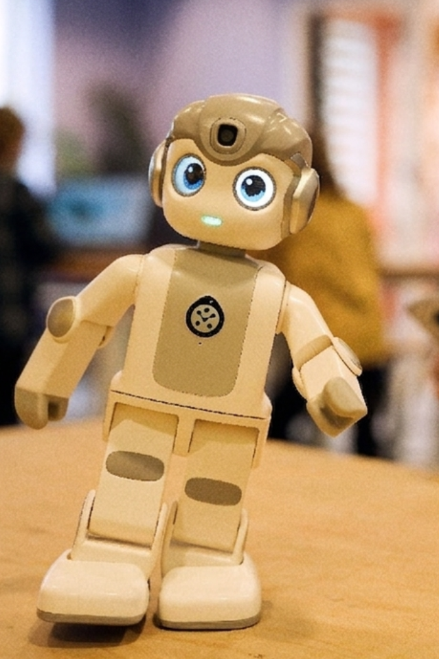 Jongetje speelt met robot in het NXT Lab