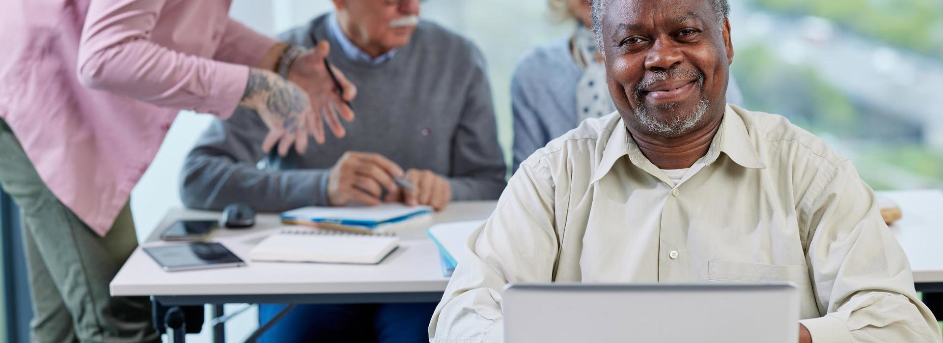 Man werkt op een laptop